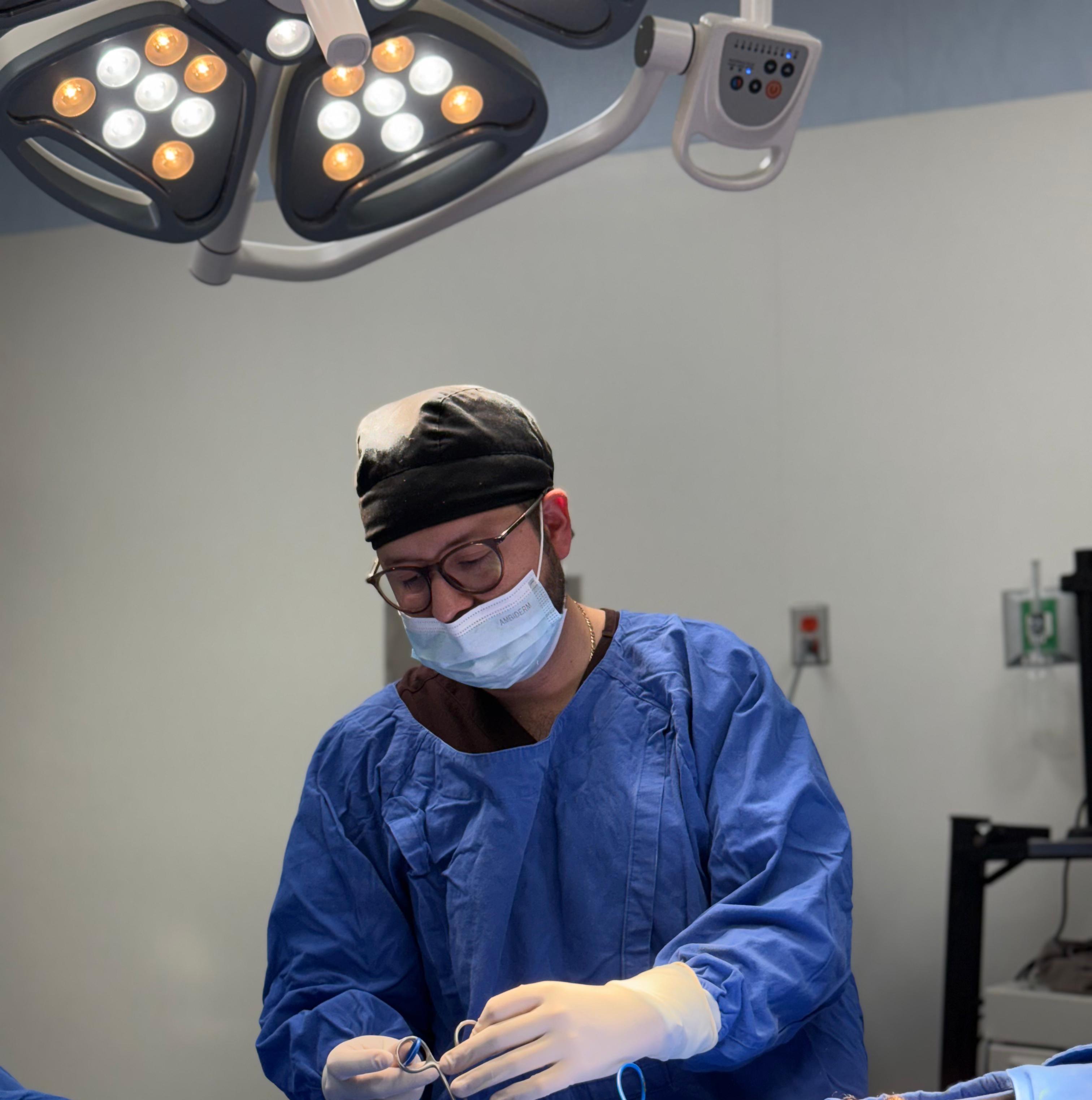 Dr. Roberto Ochoa Nava en cirugía